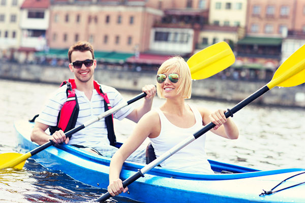 First Date Ideas - Kayaking Couple